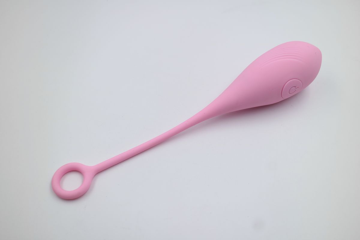 Розовое перезаряжаемое виброяйцо Basic Bullet Vibrator с пультом ДУ